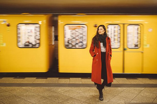 jeune femme à la station de métro de berlin - fashion photos et images de collection