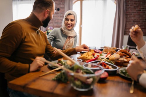 jeune femme musulmane heureuse profitant d’un repas du ramadan avec ses amis - food photos et images de collection