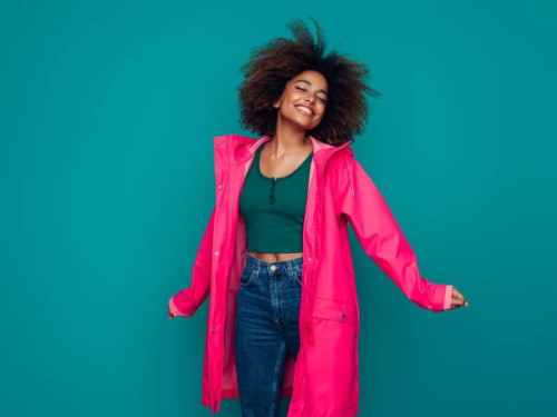 jeune femme utilisant le imperméable - fashion photos et images de collection