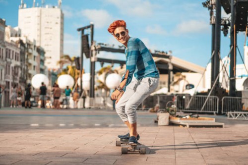 jeune skateboarder avec une longue planche dans marco zero, recife, pernambuco. - fashion photos et images de collection