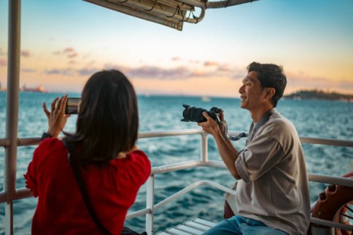 jeunes couples de touristes faisant un tour en ferry pendant leur voyage - travel photos et images de collection