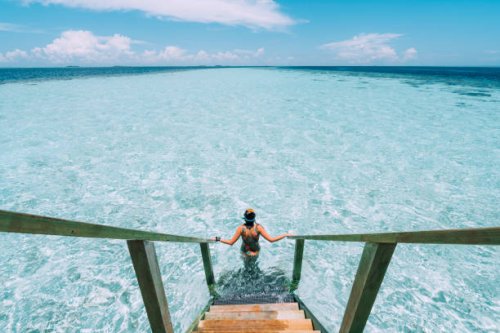 jonge volwassen vrouw verhuizen naar beneden naar de zee - travel stockfoto's en -beelden