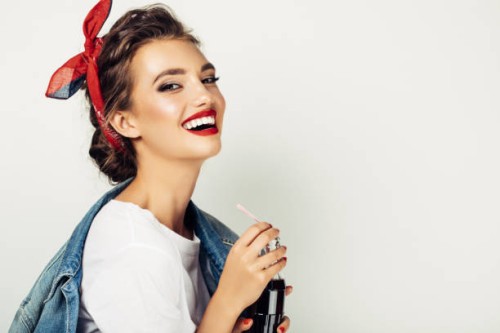 junge elegante frau trinken cola - fashion stock-fotos und bilder