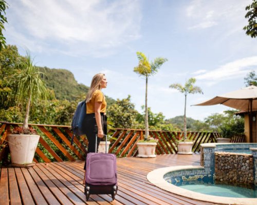 junge frau ankunft in einem tropischen resort für ihren urlaub - travel stock-fotos und bilder