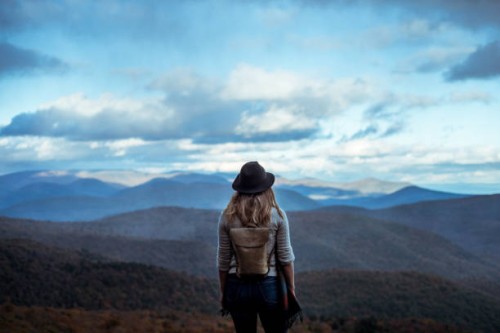 junge frau, die durch schöne berge wandern. - travel stock-fotos und bilder