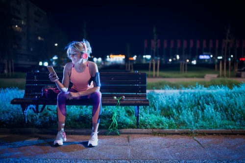 junge frau ruht nach der ausbildung, musik hören und mit handy - fashion stock-fotos und bilder