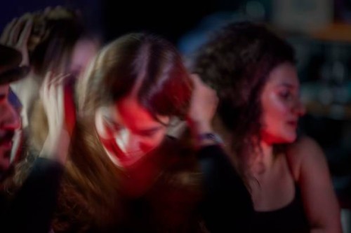 junge leute, die spaß an einem konzert haben - concert stock-fotos und bilder