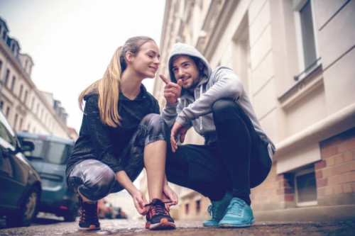 junge paar schuhe zu binden, an straßen - fashion stock-fotos und bilder