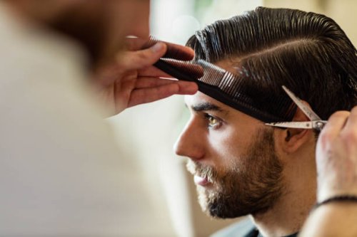 junger mann mit einem haarschnitt im friseursalon. - hairstyle stock-fotos und bilder
