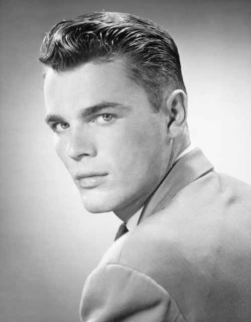 junger mann posieren in studio (b & w), (nahaufnahme), (abbildung - hairstyle stock-fotos und bilder