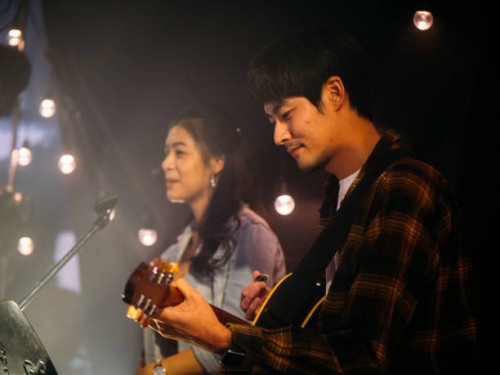 junges paar, das die musik auf der bühne spielt. - concert stock-fotos und bilder
