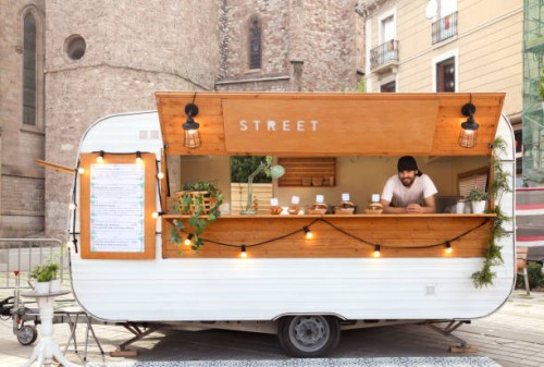 jungunternehmer food truck - junk food stock-fotos und bilder