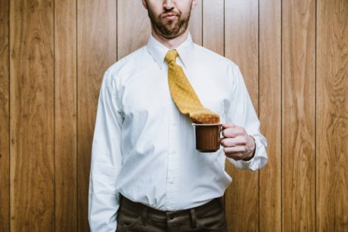 kantoor werknemer ongeval met stropdas gedoopt in koffie mok - coffee stockfoto's en -beelden
