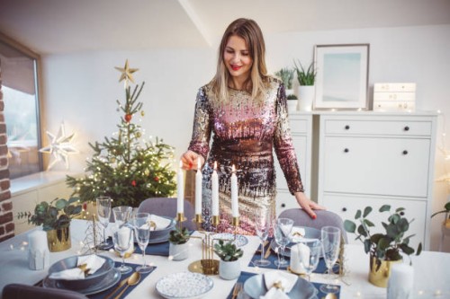 kerstdiner voorbereiden - home decoration stockfoto's en -beelden