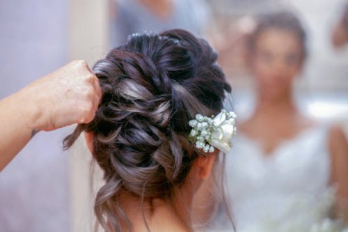 klaar voor de gelukkigste dag van haar leven - hairstyle stockfoto's en -beelden