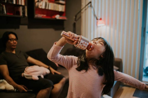 kleines mädchen denkt, sie ist ein superstar im wohnzimmer - stockfoto - concert stock-fotos und bilder