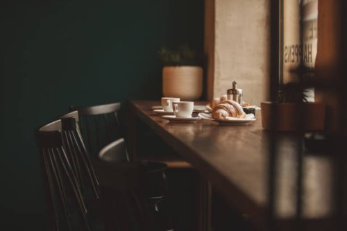 koffie en croissants voor twee - coffee stockfoto's en -beelden