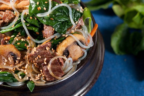 korean japchae - junk food stock-fotos und bilder