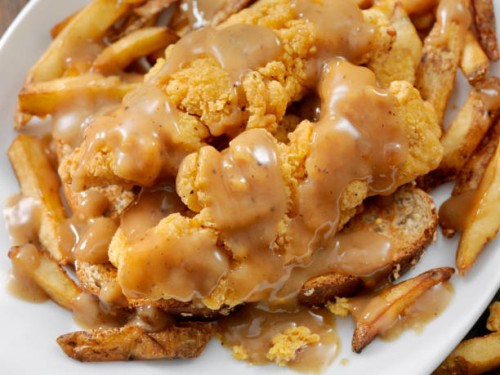 krokante kip strip sandwich met huis gesneden frietjes en jus - junk food stockfoto's en -beelden