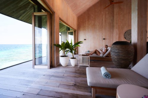 lächelnde frau mit handy beim entspannen im touristenresort. - home decoration stock-fotos und bilder