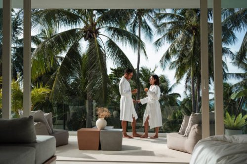 lächelndes paar entspannt sich auf einem balkon - travel stock-fotos und bilder