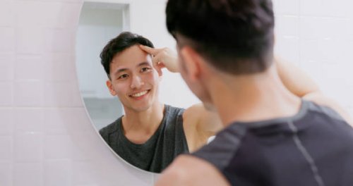 l’homme utilise le tonique pour la croissance des cheveux - hairstyle photos et images de collection