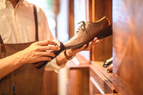 la marca de lujo lanza una nueva colección de zapatos de cuero hechos a mano - fashion fotografías e imágenes de stock