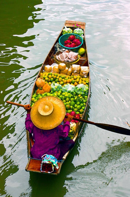 lady vendre les fruits de son bateau au marché flottant, en thaïlande - food photos et images de collection