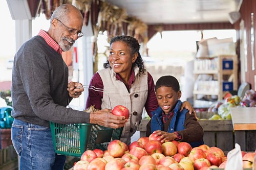 leurs grands-parents et petit-fils de choisir pommes - food photos et images de collection