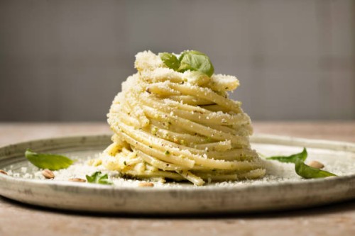 linguine pesto pasta on plate with pine nuts and basil - food stockfoto's en -beelden