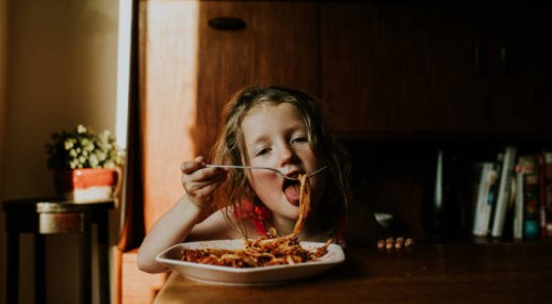 little girl eats a plate of spaghetti bolognese in a home environment - food stock pictures, royalty-free photos & images