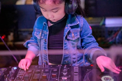 little girl plays as dj in concert. - concert stock pictures, royalty-free photos & images