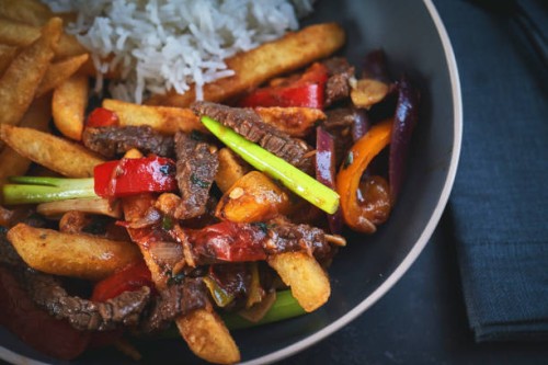 lomo salteado stir fry beef met sojasaus en gebakken aardappelen - food stockfoto's en -beelden