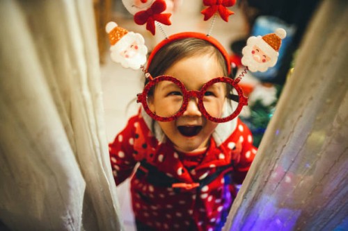 lovely little toddler with christmas eyeglasses smiling joyfully at camera - home decoration stock pictures, royalty-free photos & images