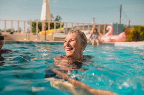 ältere frau genießen sommerurlaub - travel stock-fotos und bilder