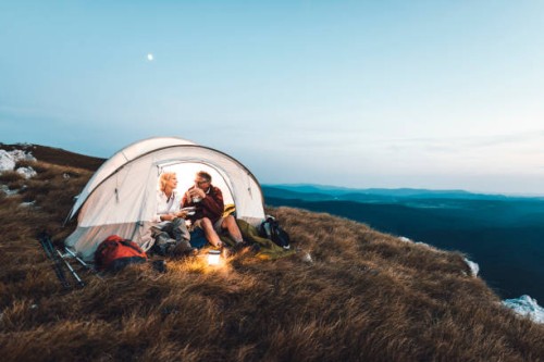 älteres paar camping in den bergen und einen snack zu essen - travel stock-fotos und bilder