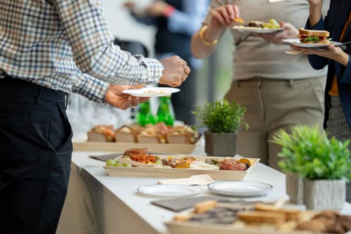 lunch n' learn meeting - food photos et images de collection