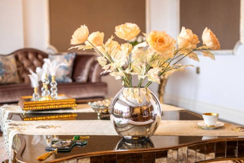 luxurious bouquet with beautiful flower in gorgeous interior - home decoration stock-fotos und bilder