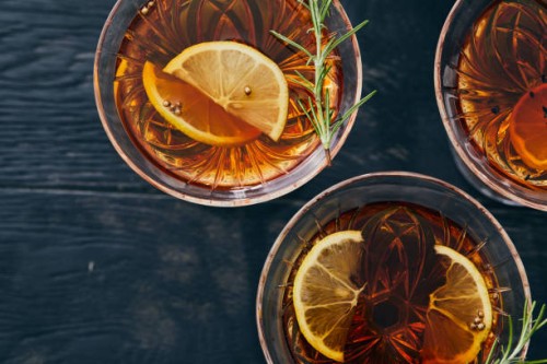 luxury cocktails dark mood. luxury on the rocks: brunch in style - food stockfoto's en -beelden