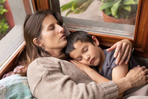 mère et fils argentins se reposant dans le salon - garden decoration photos et images de collection