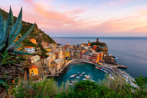 majestic touristic village on the hill with colorful mediterranean buildings. fantastic travel and photography place at sunset, vernazza, cinque terre national park, liguria, italy, europe - travel stockfoto's en -beelden