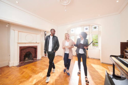 makelaar housebuying bekijken - home decoration stockfoto's en -beelden