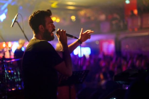 male singer playing guitar on stage - concert stock pictures, royalty-free photos & images