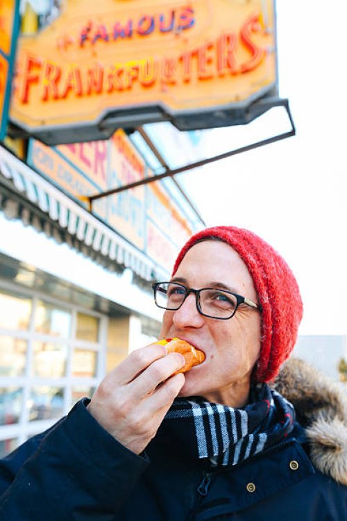man eating a hot dog junk food diet - junk food fotografías e imágenes de stock
