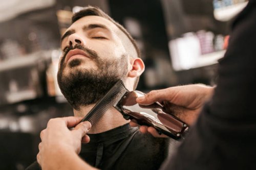 man krijgt van zijn baard gegarneerd met elektrisch scheerapparaat - hairstyle stockfoto's en -beelden