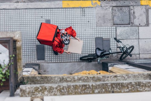man levert pizza in stad - food stockfoto's en -beelden