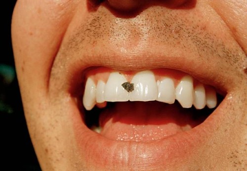man with food in his teeth - food photos et images de collection
