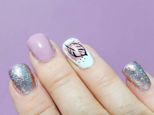 manicured hand, light pink and silver nail polish with a leaf design - nails art stock pictures, royalty-free photos & images