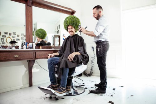 mann in einen barber shop - hairstyle stock-fotos und bilder