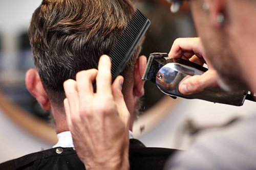 mann sich die haare schneiden im salon - hairstyle stock-fotos und bilder